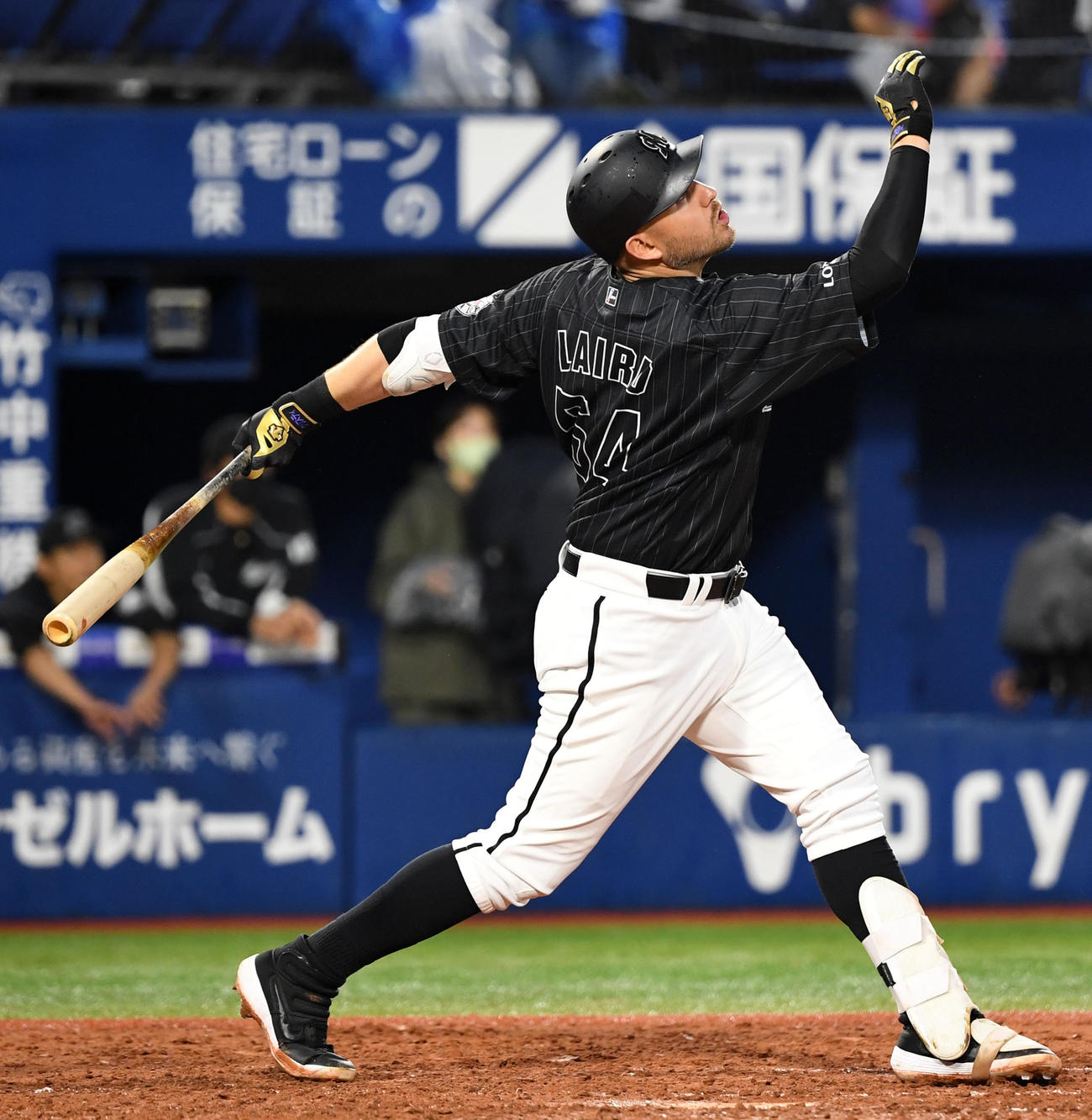 DeNA対ロッテ　3回表ロッテ1死一塁、右越え2点本塁打を放つレアード（撮影・横山健太）