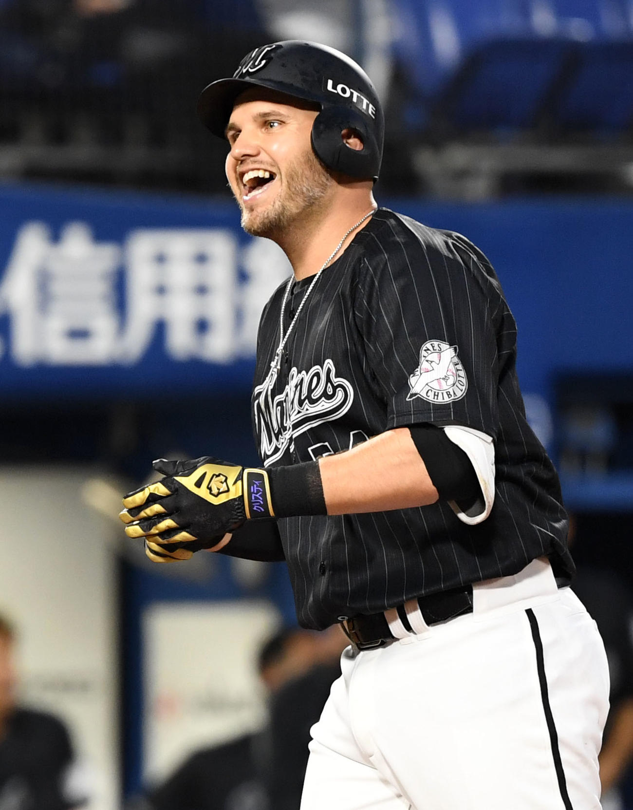 DeNA対ロッテ　3回表ロッテ1死一塁、右越え2点本塁打を放ち笑顔を見せるレアード（撮影・横山健太）