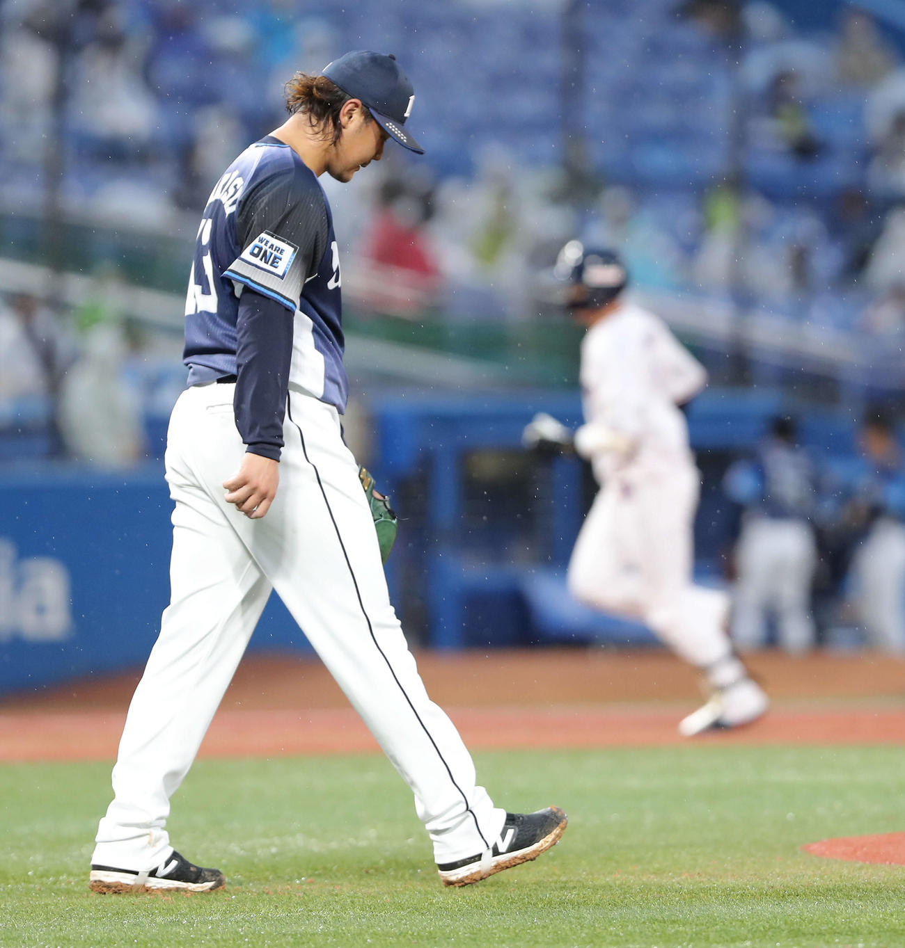 ヤクルト対西武　2回裏ヤクルト1死一、三塁、山田（奥）に左中間3点本塁打を浴びる高橋（撮影・河田真司）
