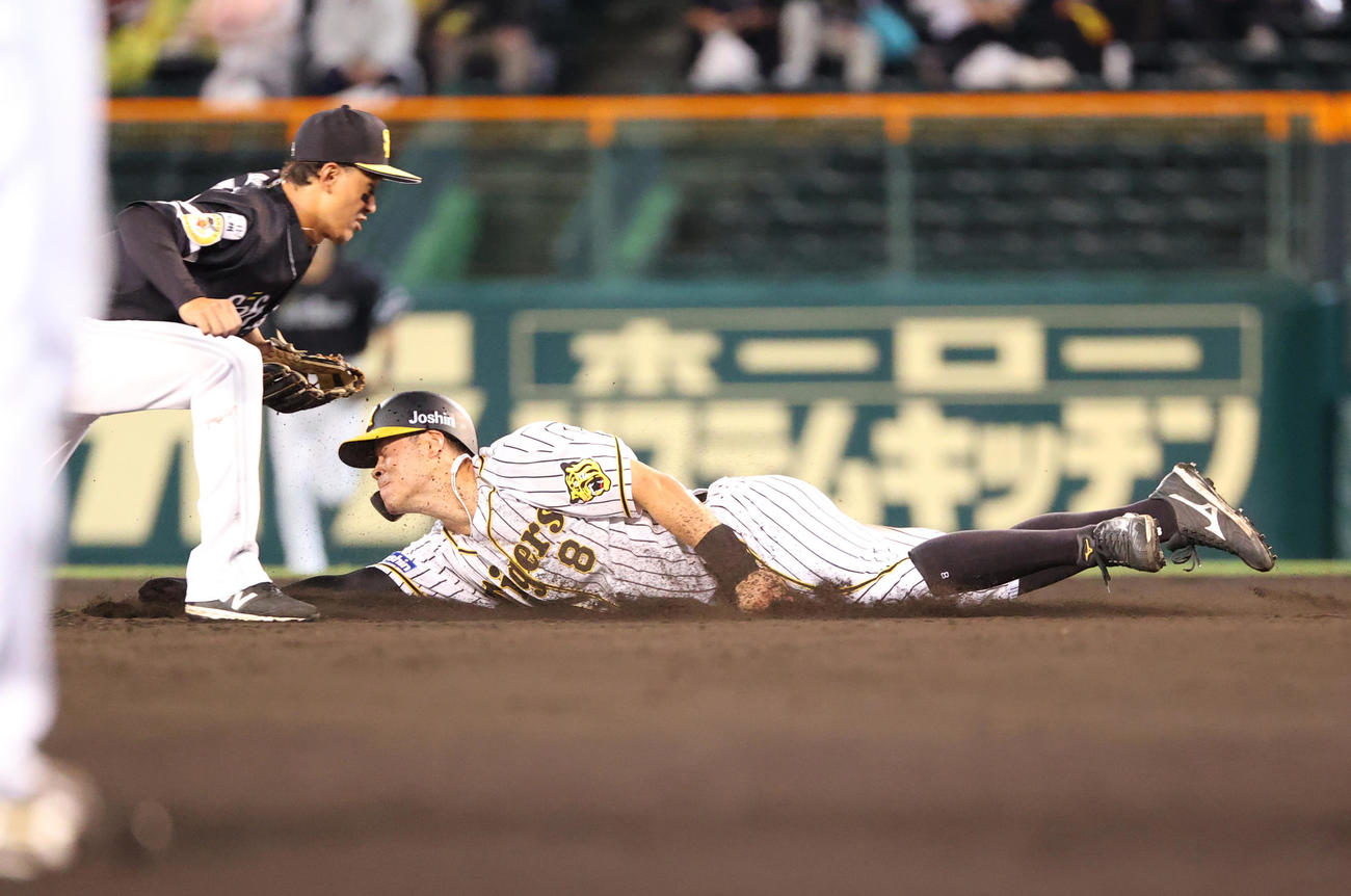 阪神対ソフトバンク　6回裏阪神2死一塁、打者梅野の時、頭から滑り込み二盗を決める佐藤輝（撮影・清水貴仁）