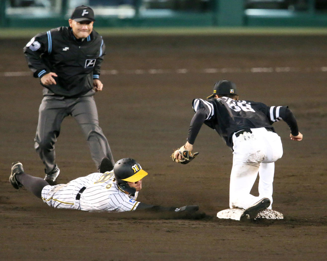 阪神対ソフトバンク　6回裏阪神2死一塁、佐藤輝は二盗を決める（撮影・上山淳一）