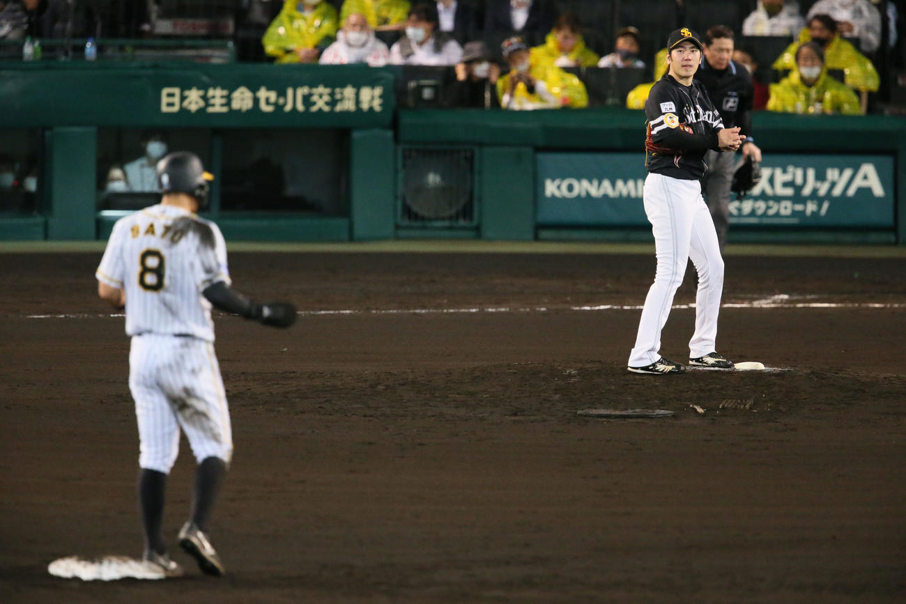阪神対ソフトバンク　6回裏阪神2死一塁、二盗を決めた佐藤輝（左）を見る石川（撮影・上山淳一）