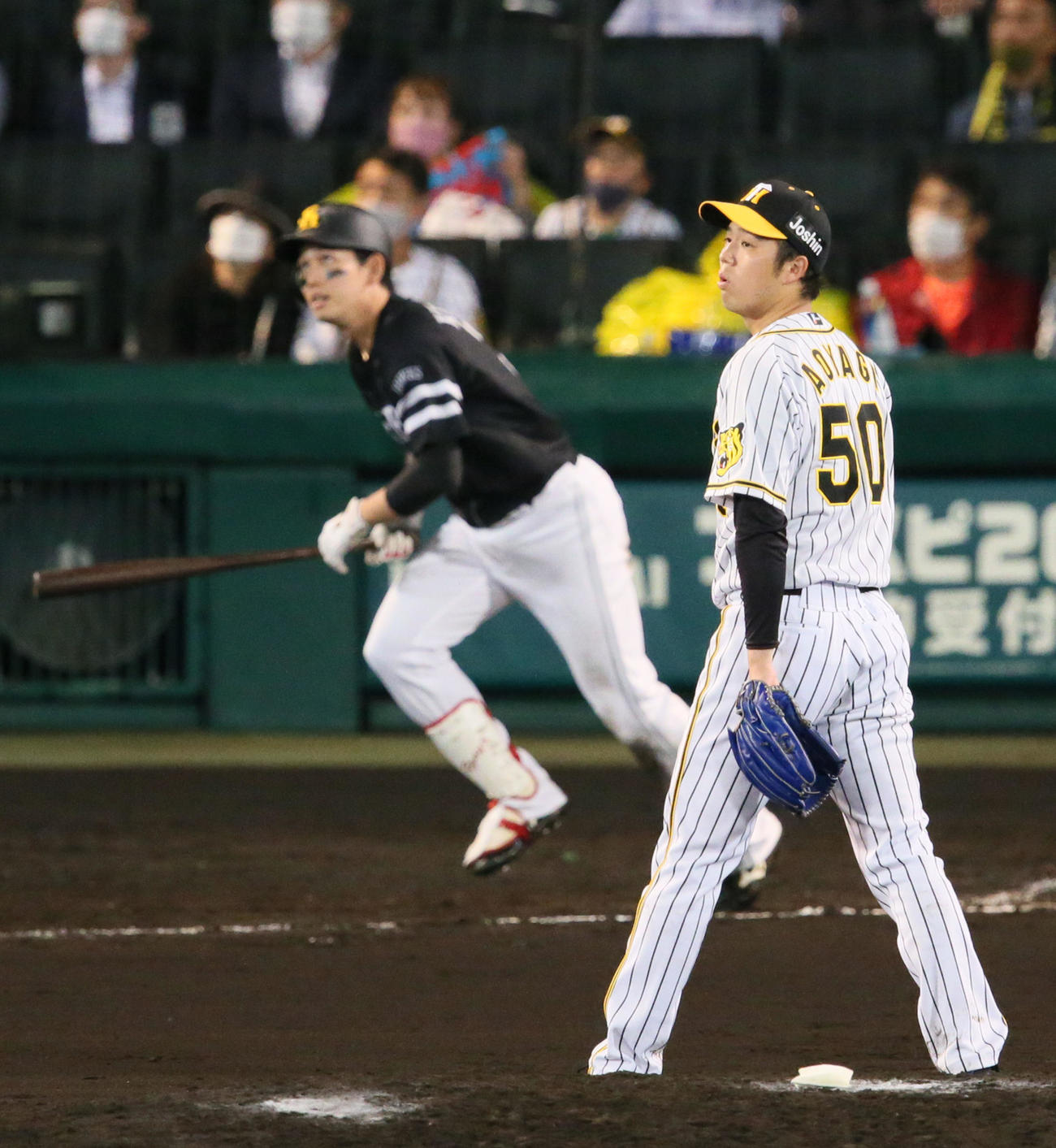 阪神対ソフトバンク　8回表ソフトバンク無死、青柳（手前）は栗原に右越え本塁打を被弾する（撮影・上山淳一）