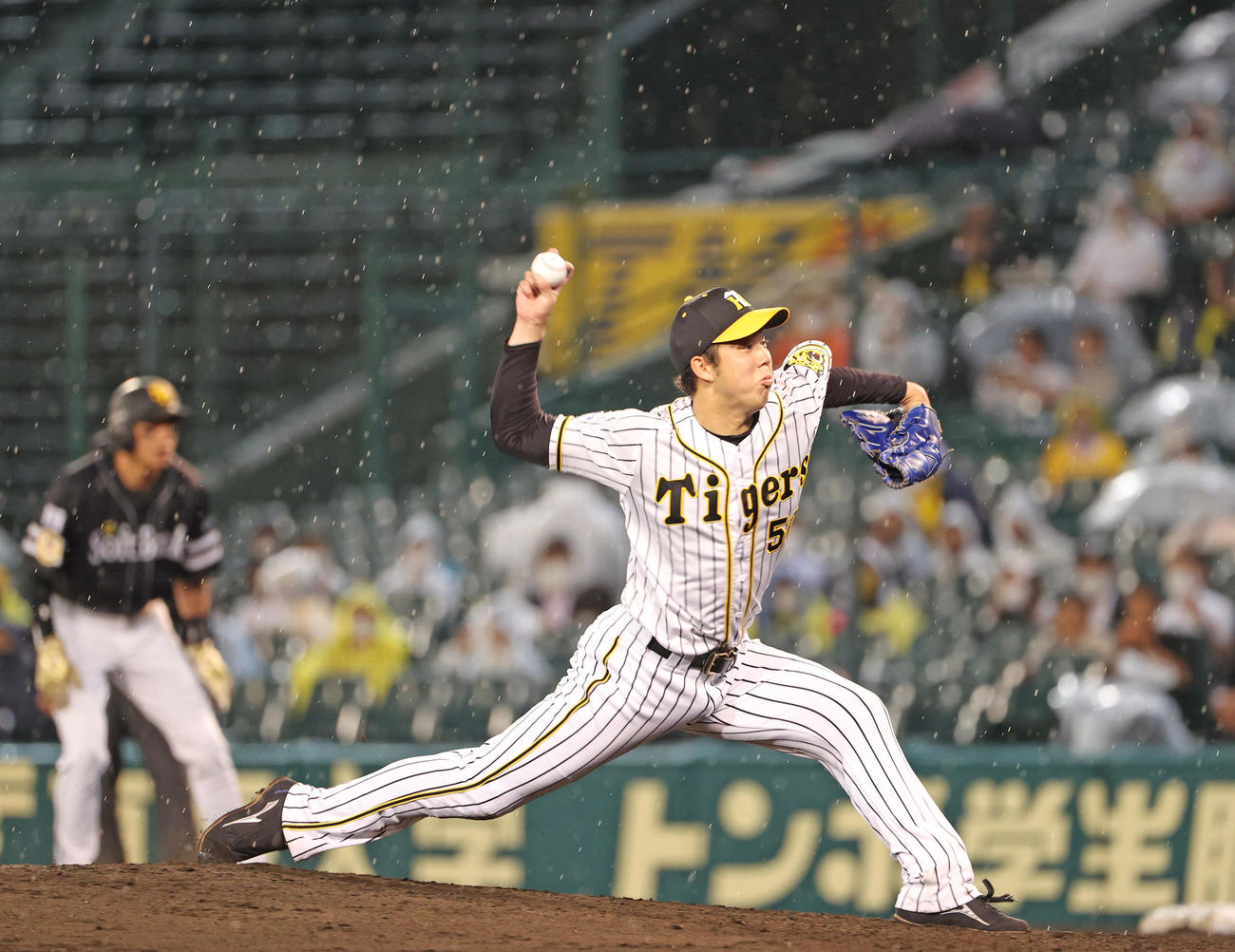 阪神対ソフトバンク　小雨のなか好投を続ける青柳（撮影・清水貴仁）