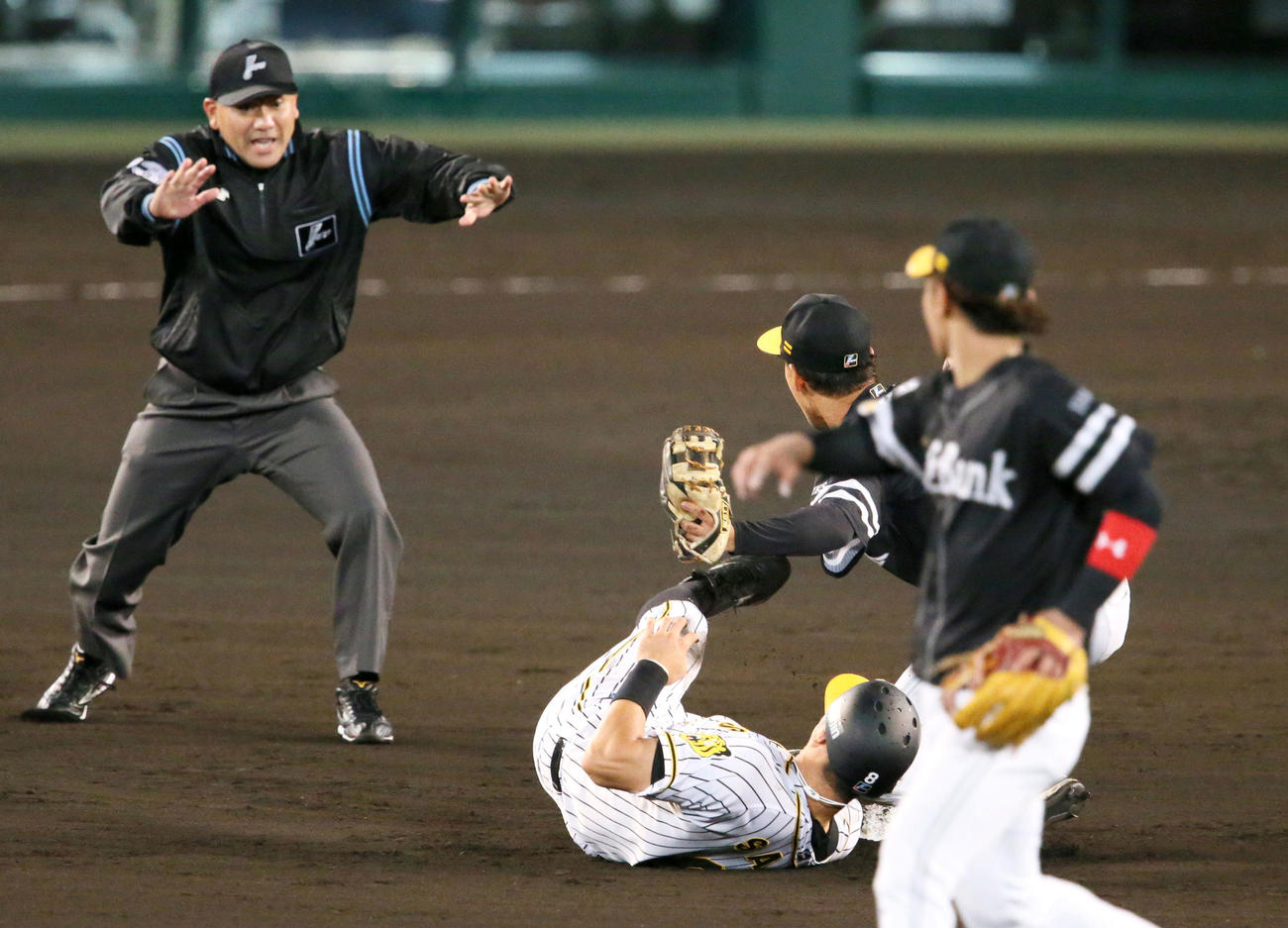 阪神対ソフトバンク　6回裏阪神2死一塁、打者梅野の時、佐藤輝は二盗を決める（撮影・上山淳一）