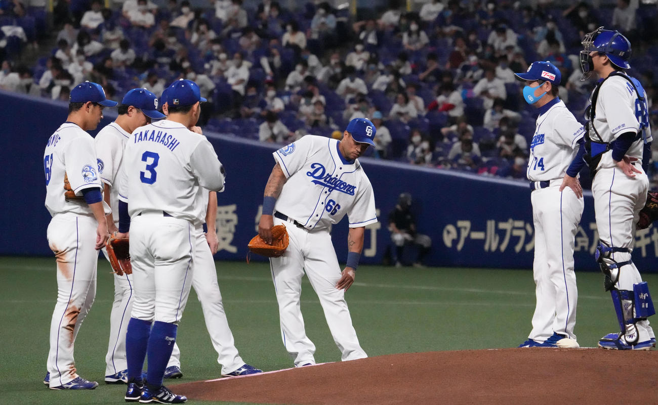 中日対オリックス　2回表オリックス1死一塁、マウンドの中日先発大野雄のもとに集まる阿波野投手コーチら中日ナイン（撮影・森本幸一）