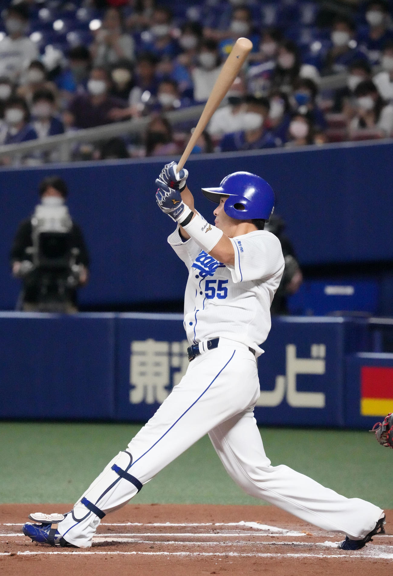 中日対オリックス　6回裏中日2死、右中間へソロ本塁打を放つ福田（撮影・森本幸一）