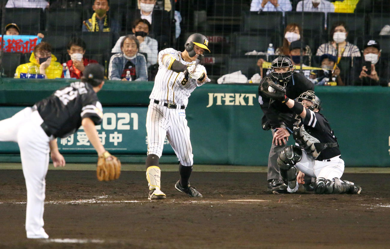 阪神対ソフトバンク　8回裏阪神2死、佐藤輝は空振り三振に終わる（撮影・上山淳一）