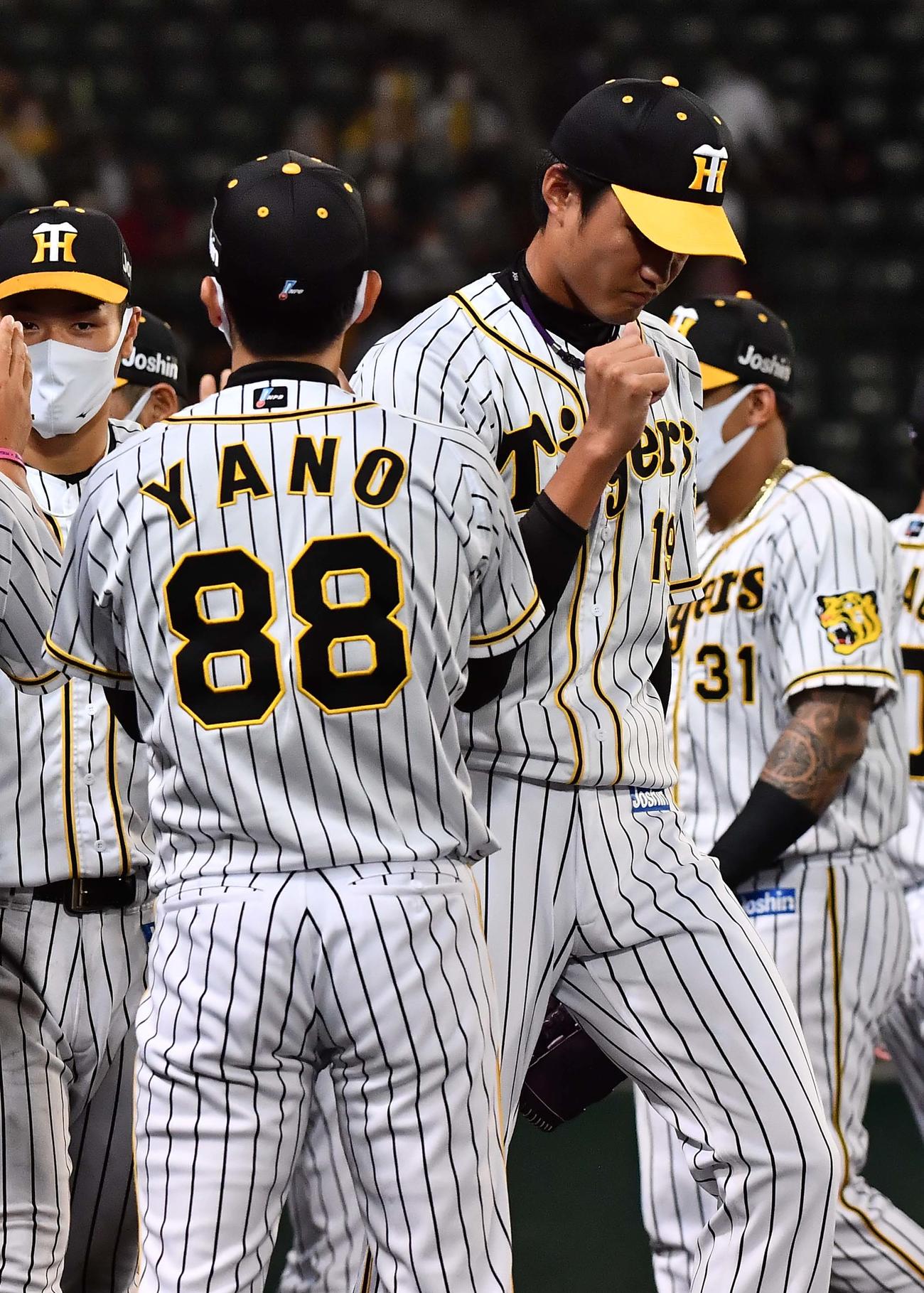 阪神対ソフトバンク　ソフトバンクに勝利し矢野監督（左）と喜び合う藤浪（撮影・上田博志）