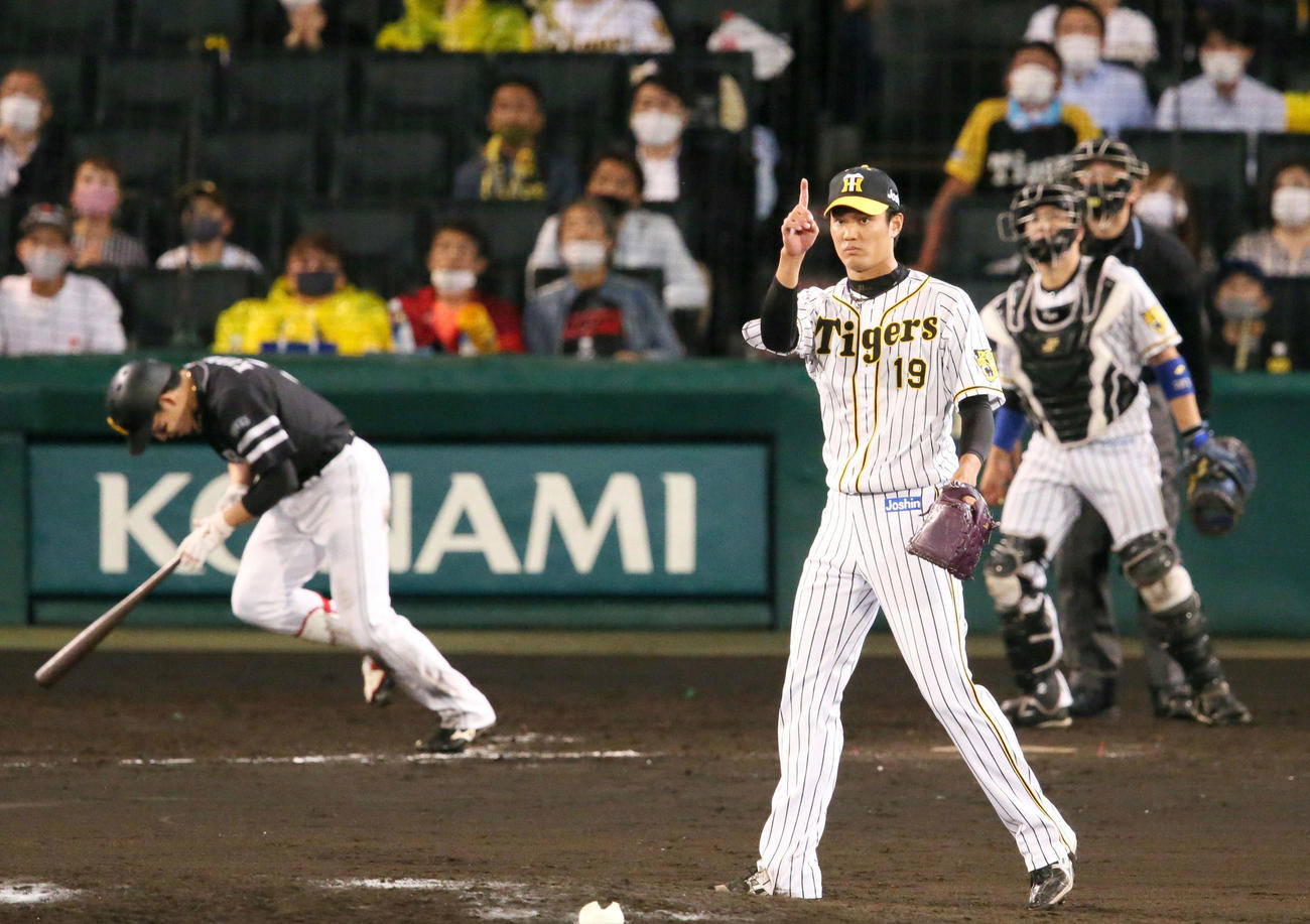 阪神対ソフトバンク　9回表ソフトバンク2死一塁、藤浪（手前）は最終打者栗原を中飛に仕留める（撮影・上山淳一）