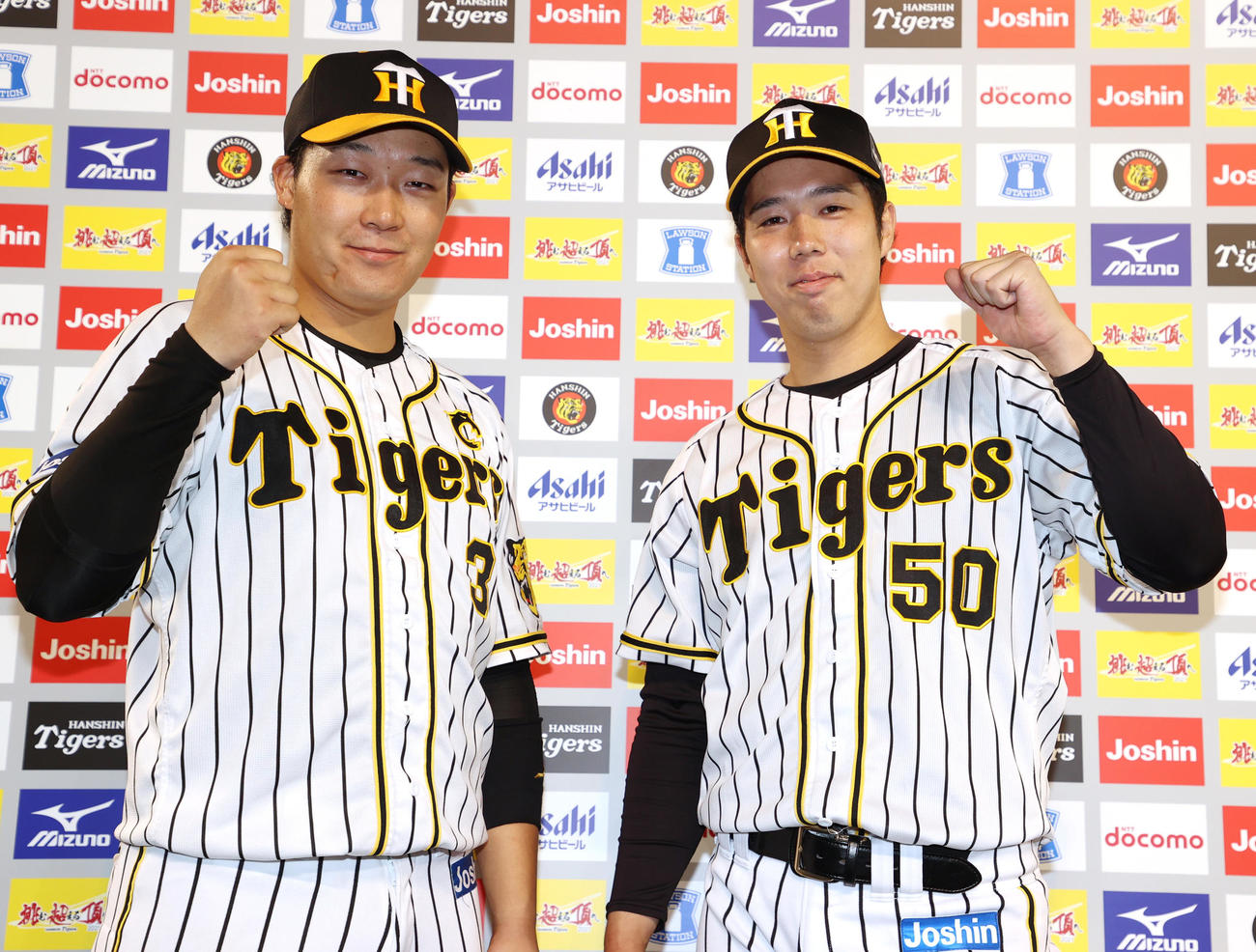 阪神対ソフトバンク　お立ち台でヒーローインタビューを受け笑顔でポーズみせる阪神大山（左）と青柳（撮影・清水貴仁）