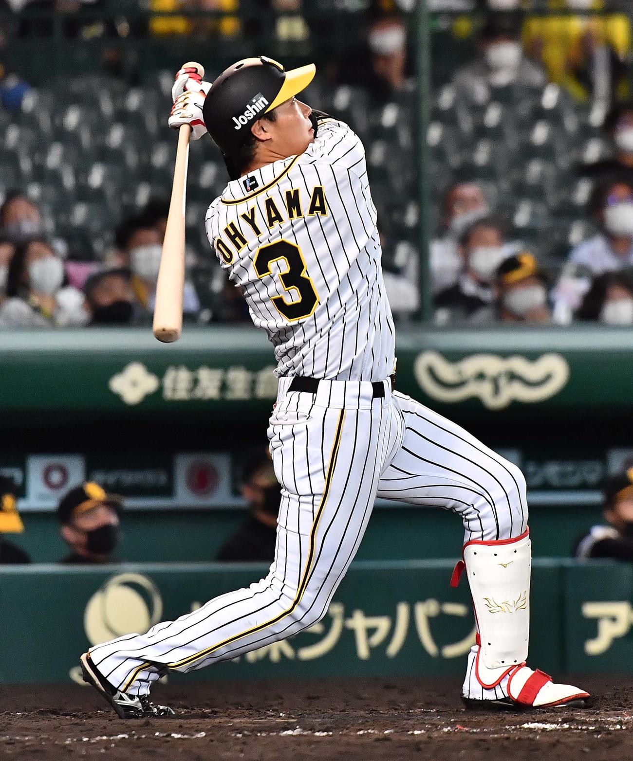 阪神対ソフトバンク　8回裏阪神1死、左中間越えへソロ本塁打を放つ大山（撮影・上田博志）