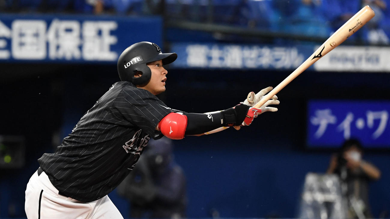 DeNA対ロッテ　2回表ロッテ1死二塁、右越え2点本塁打を放つ佐藤都（撮影・横山健太）