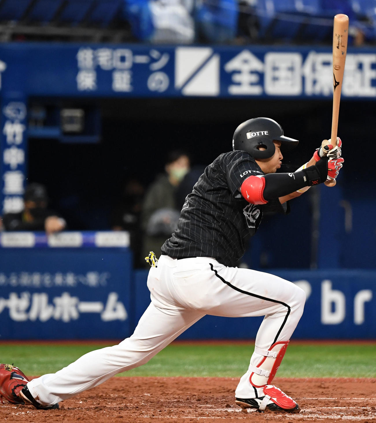 DeNA対ロッテ　2回表ロッテ1死二塁、右越え2点本塁打を放つ佐藤都（撮影・横山健太）