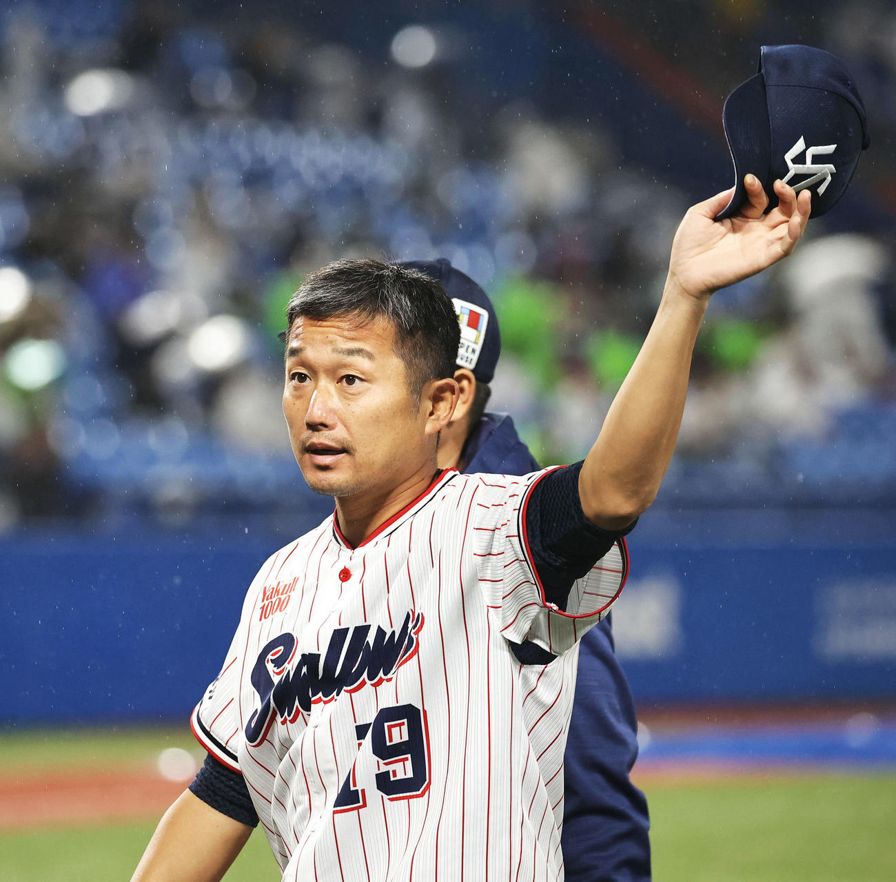 ヤクルト対西武　悪天候のため5回裏途中で試合終了となり、あいさつを終え観客の声援に応えるヤクルト石川（撮影・河田真司）