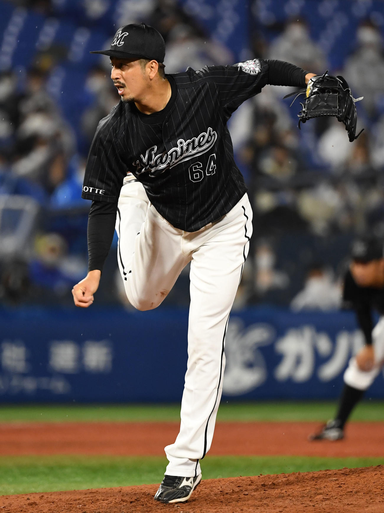 DeNA対ロッテ　4回裏から登板したロッテ大嶺（撮影・横山健太）