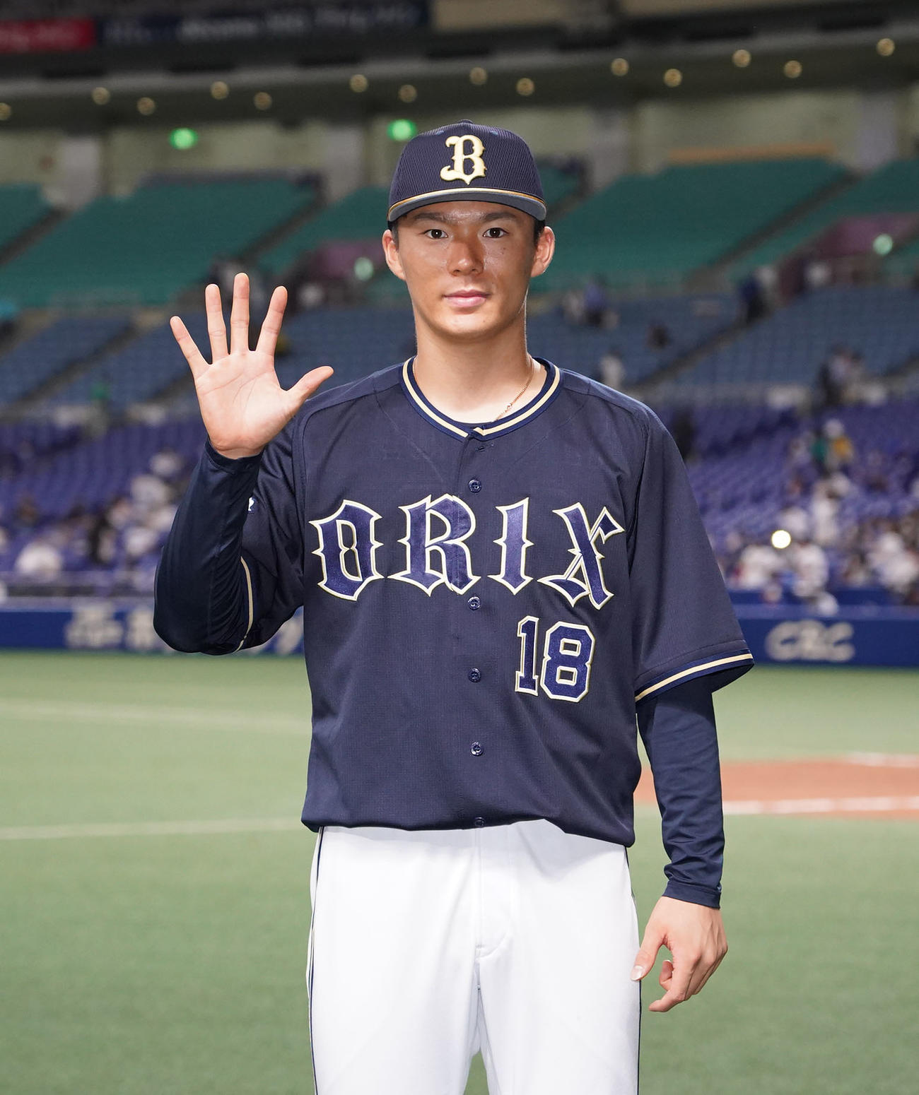 中日対オリックス　ヒーローインタビューを終え5勝目でポーズを決める山本（撮影・森本幸一）