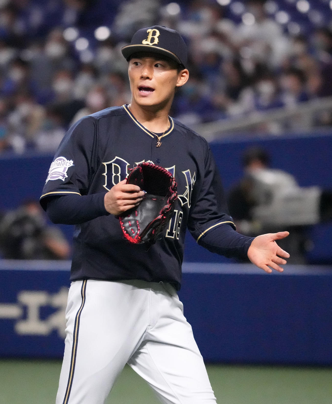 中日対オリックス　7回裏を終え、声を出しながらグラブを叩きベンチへ戻る山本（撮影・森本幸一）