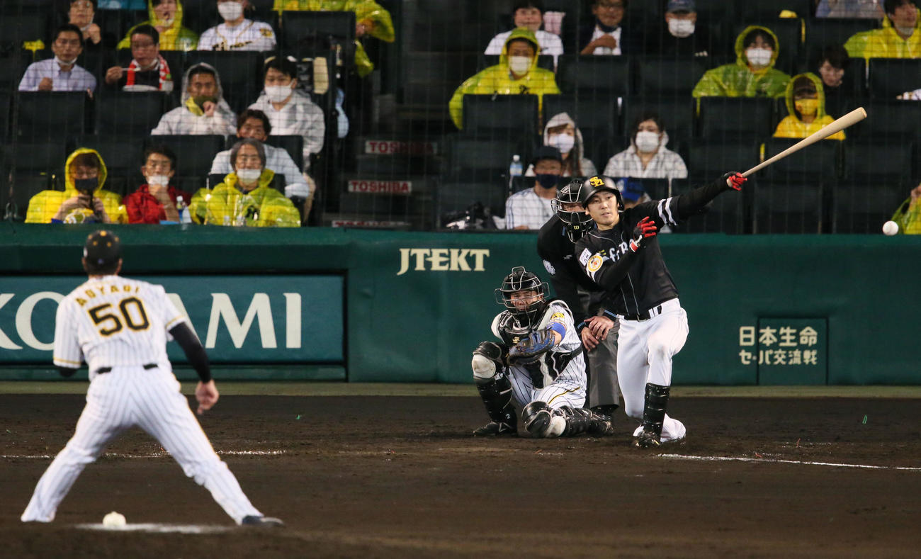 阪神対ソフトバンク　5回表ソフトバンク1死、石川は左前打を放つ（撮影・上山淳一）