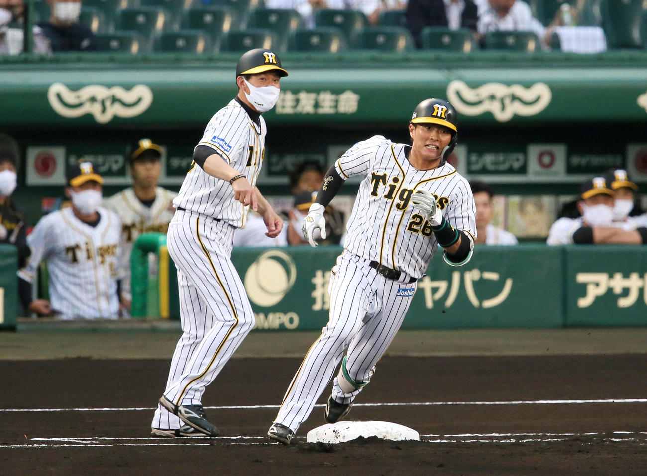阪神対ソフトバンク　1回表阪神無死一塁、北條は左中間を破る適時打を放ち二塁へ向かう（撮影・上山淳一）