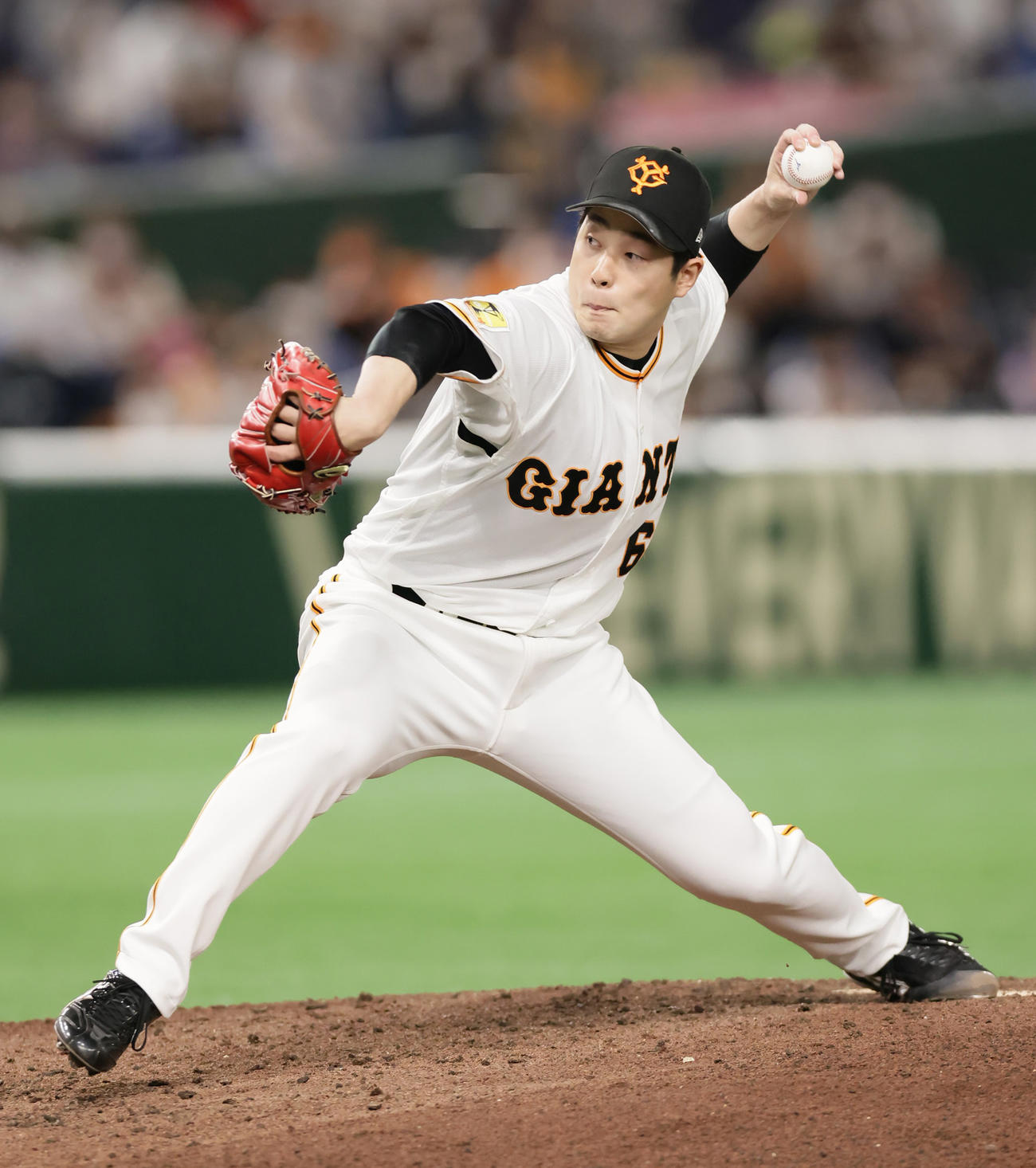 巨人対日本ハム　6回途中から登板した巨人大江（撮影・足立雅史）