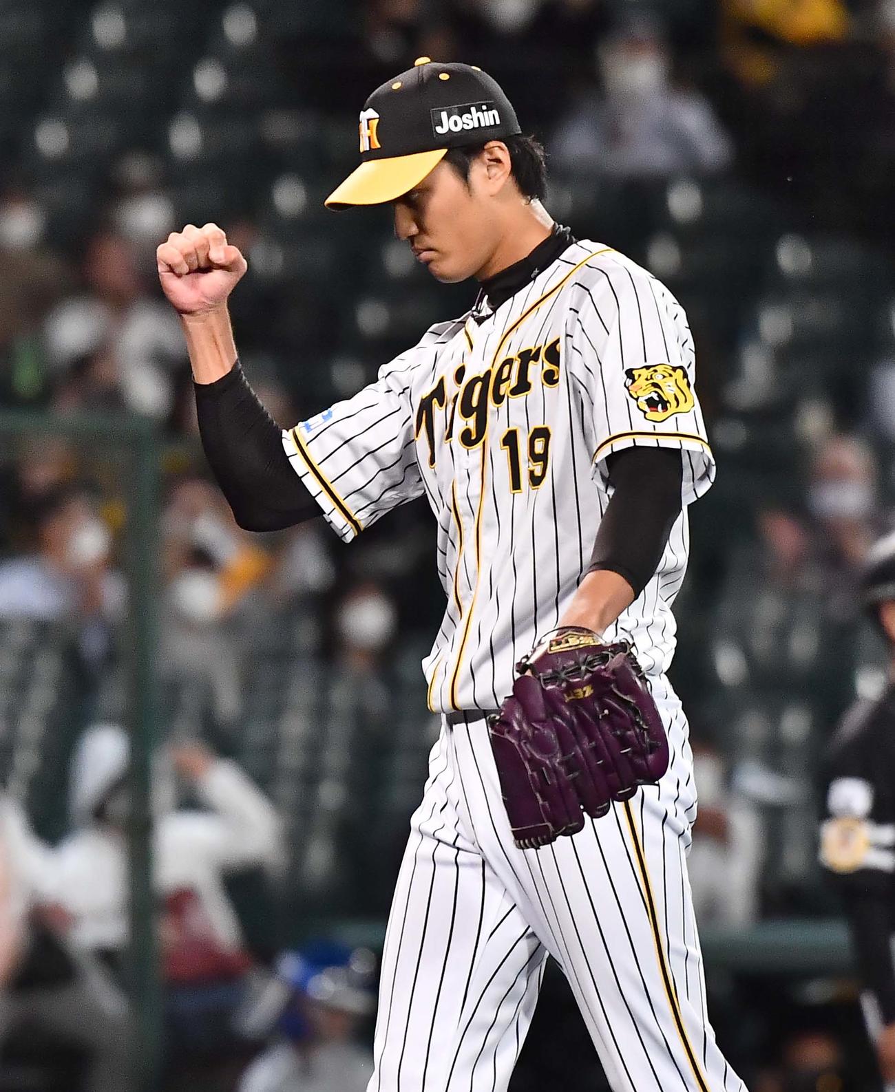 阪神対ソフトバンク　9回1イニングを無失点に抑え力強くガッツポーズする藤浪（撮影・上田博志）