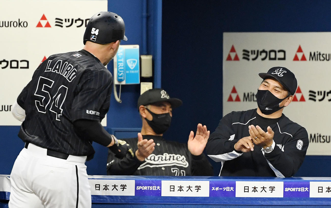 DeNA対ロッテ　3回表ロッテ1死一塁、右越え2点本塁打を放ったレアード（左）をすしポーズで迎える井口監督（右）（撮影・横山健太）
