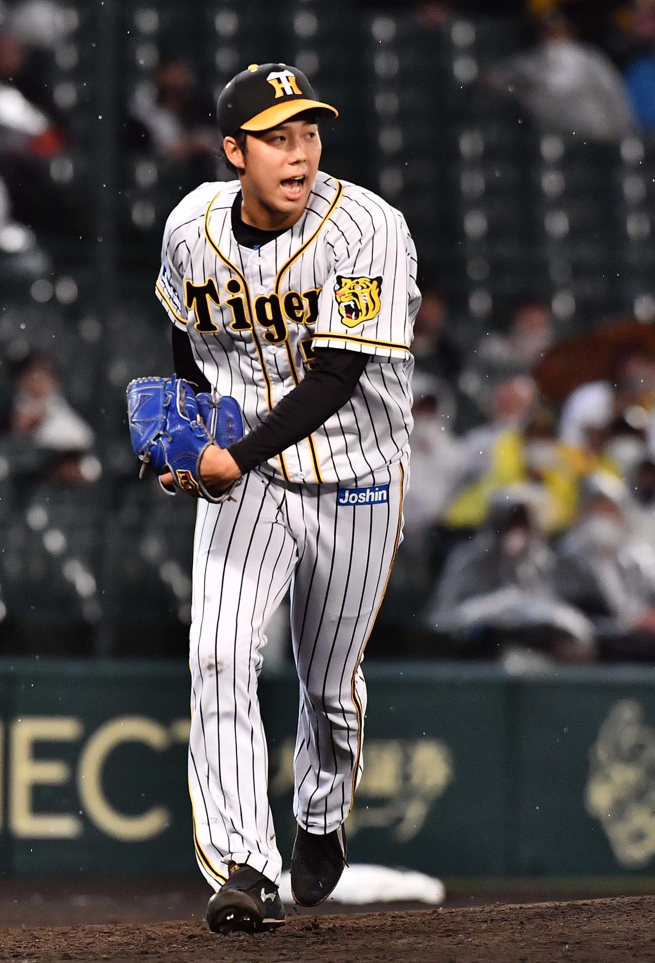 阪神対ソフトバンク　4回表ソフトバンク2死、上林を二ゴロに打ち取り雄たけびをあげる青柳（撮影・上田博志）