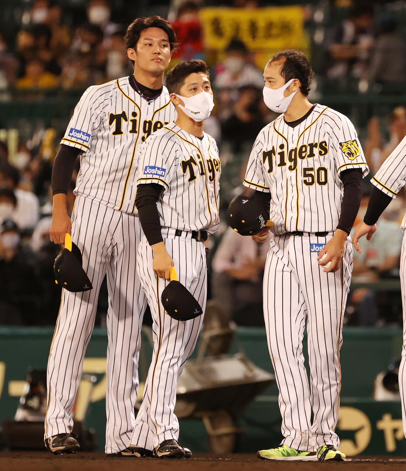 阪神対ソフトバンク　最後を締めた藤浪（左）と勝利投手の青柳（右）、坂本がファンにあいさつする（撮影・清水貴仁）