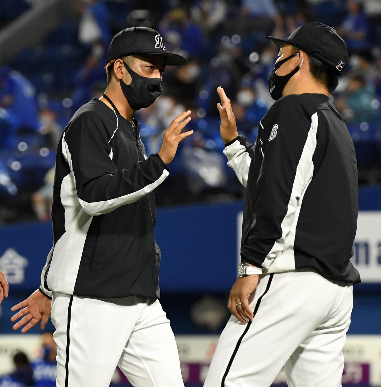 DeNA対ロッテ　試合を終えタッチを交わすロッテ大嶺（左）と井口監督（撮影・横山健太）