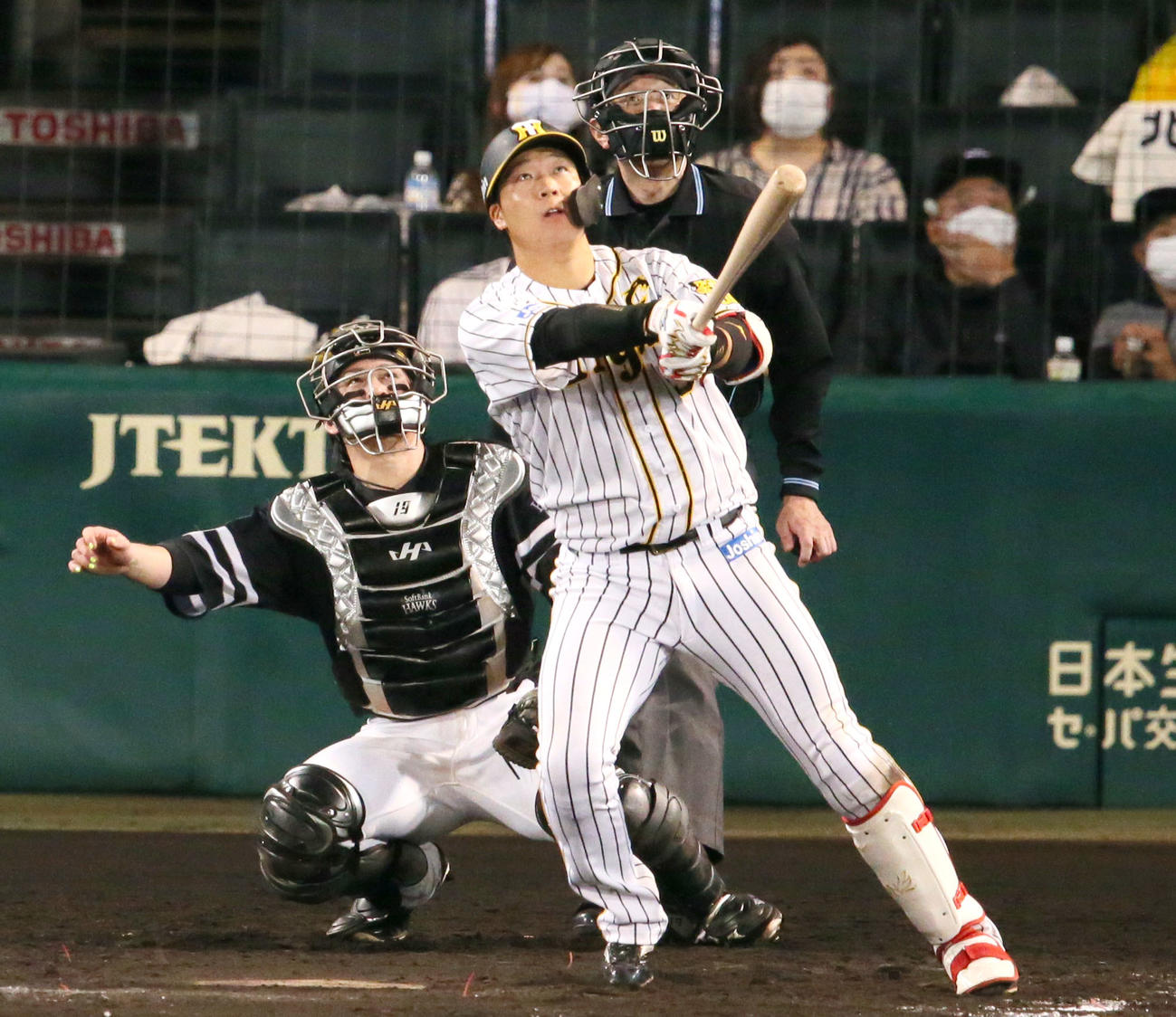 阪神対ソフトバンク　8回裏阪神1死、大山は左中間に本塁打を放つ（撮影・上山淳一）