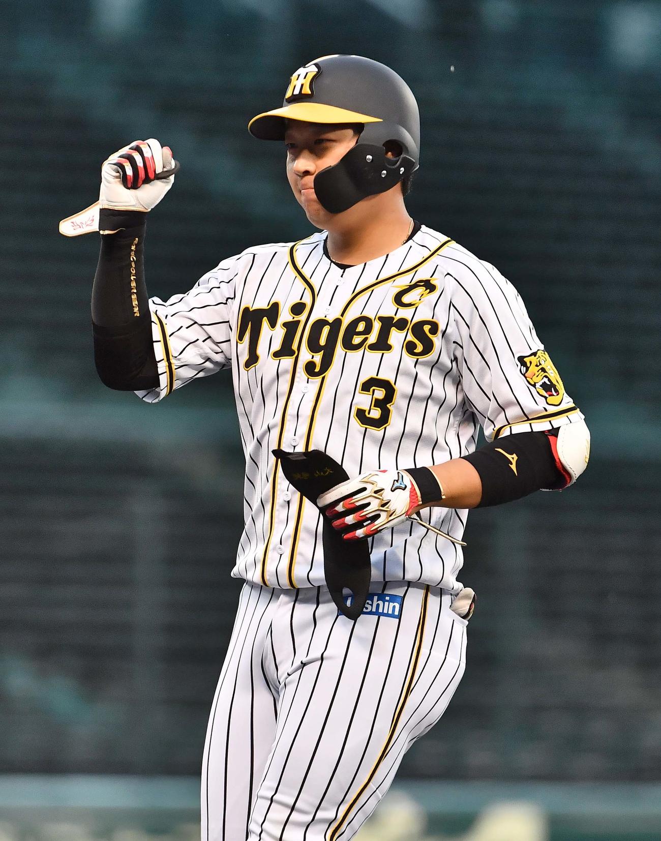 阪神対ソフトバンク　1回裏阪神1死三塁、中前に適時打を放ちガッツポーズする大山（撮影・上田博志）