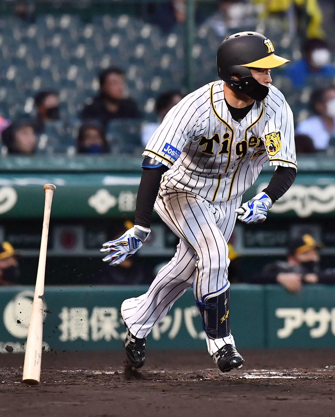 阪神対ソフトバンク　2回裏阪神2死二、三塁、中前に2点適時打を放つ近本（撮影・上田博志）