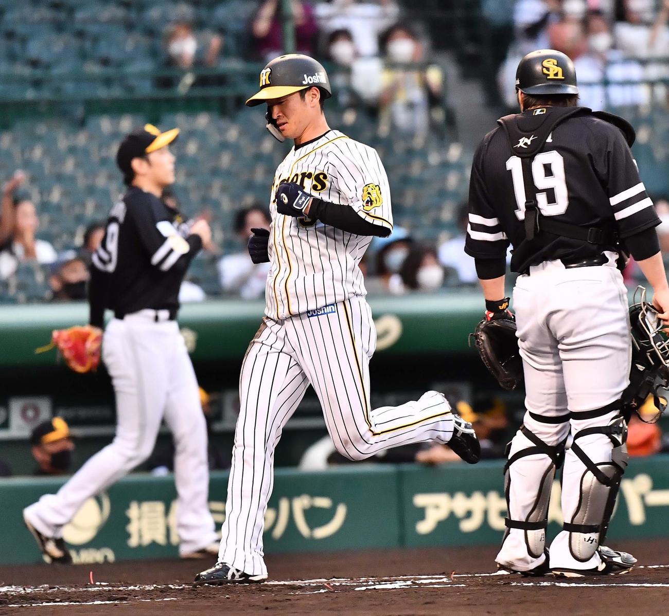 阪神対ソフトバンク　1回裏阪神無死一塁、北條史也の左中間先制適時二塁打で生還する近本（撮影・上田博志）