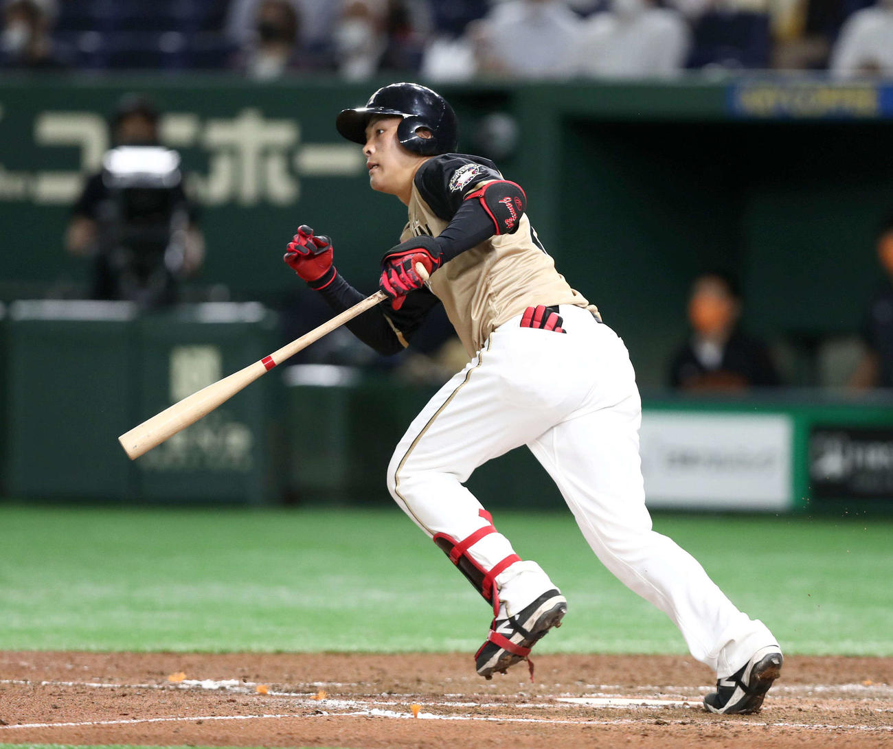 巨人対日本ハム　8回表日本ハム無死、左翼フェンス直撃の安打を放つ野村（撮影・黒川智章）