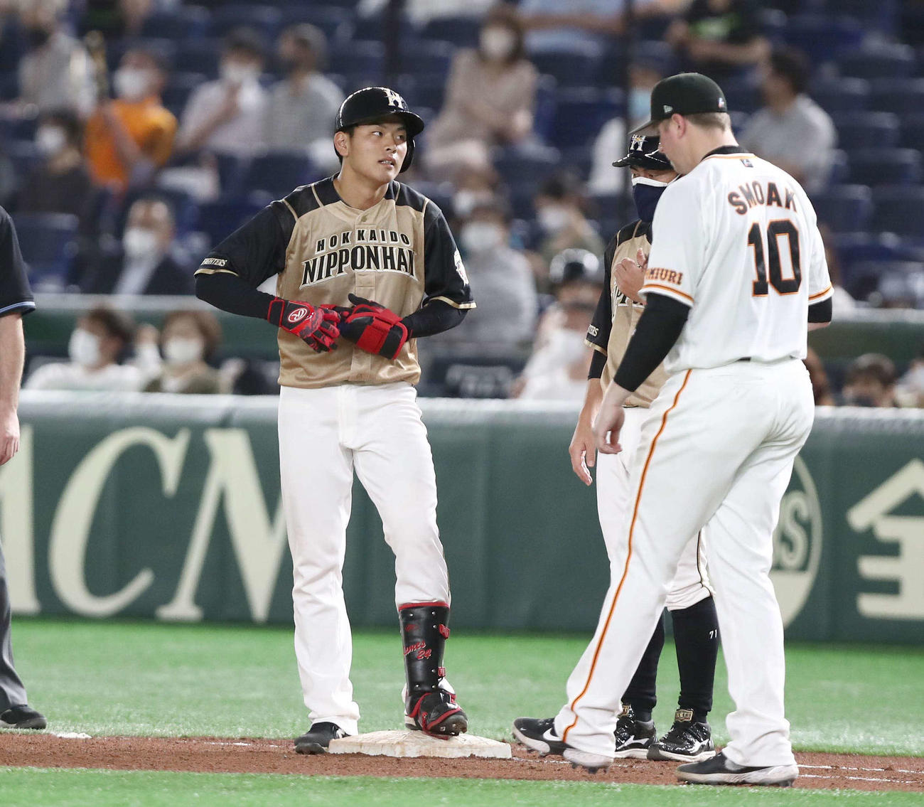 巨人対日本ハム　8回表日本ハム無死、左翼フェンス直撃の安打を放った野村（撮影・黒川智章）