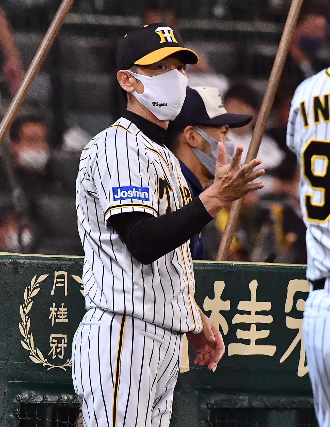 阪神対ソフトバンク　選手交代を告げる矢野監督（撮影・上田博志）