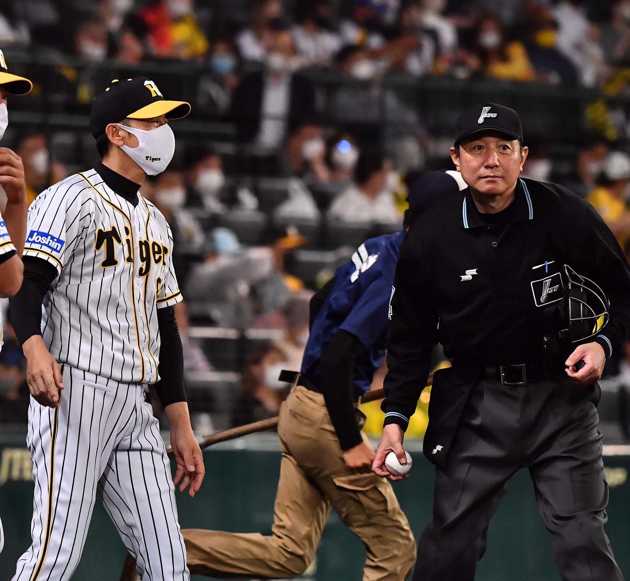 阪神対ソフトバンク　選手交代を告げる矢野監督（撮影・上田博志）