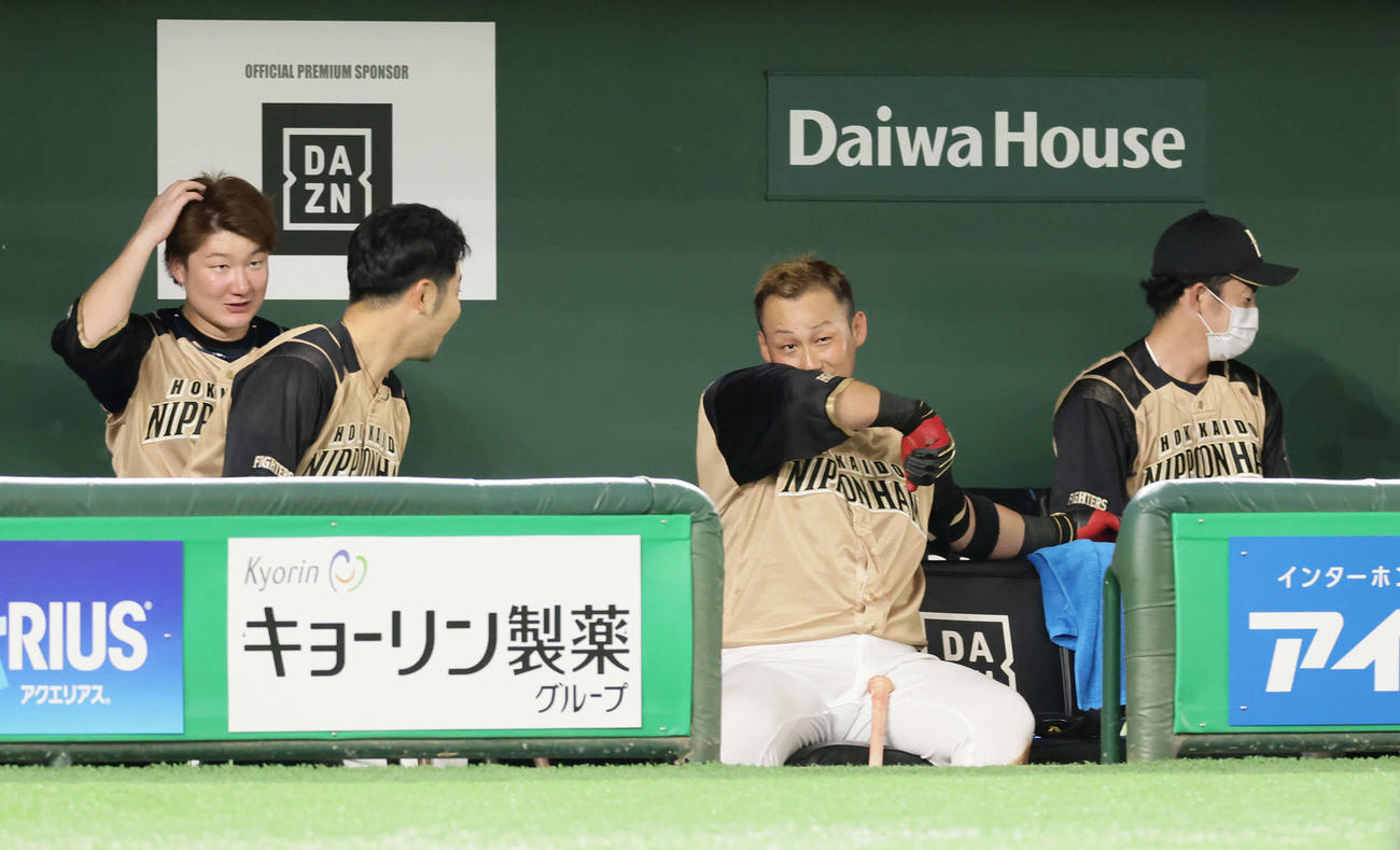 巨人対日本ハム　9回表日本ハム無死、浅間の強烈な打球が三塁ベンチに飛び込み驚きの表情を見せる中田（右から2人目）ら（撮影・足立雅史）