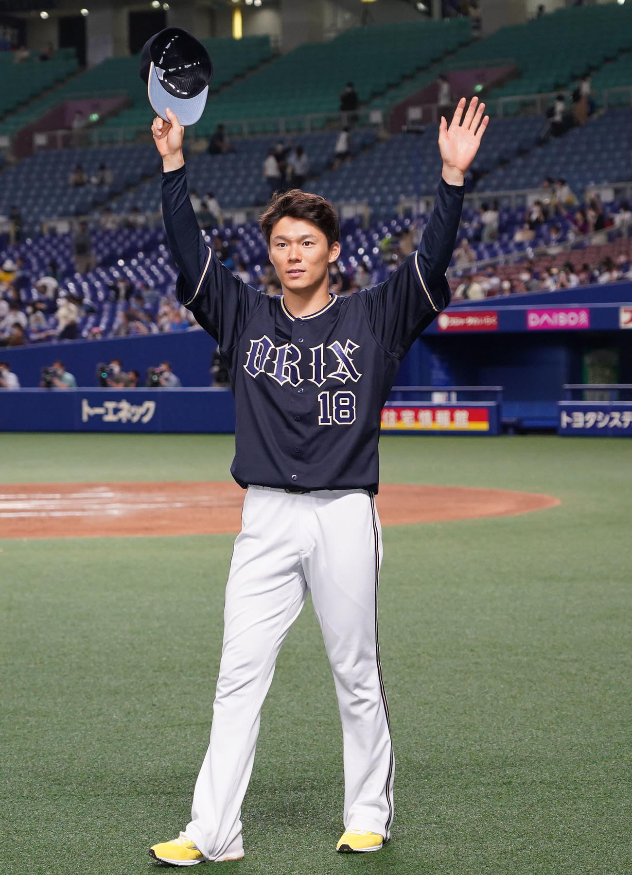 中日対オリックス　ヒーローインタビューを終えファンの声援に応える山本（撮影・森本幸一）