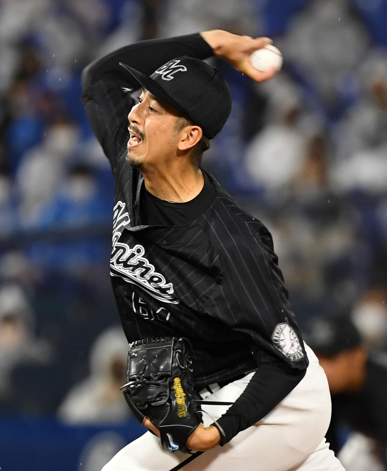 DeNA対ロッテ　4回裏から登板したロッテ大嶺（撮影・横山健太）