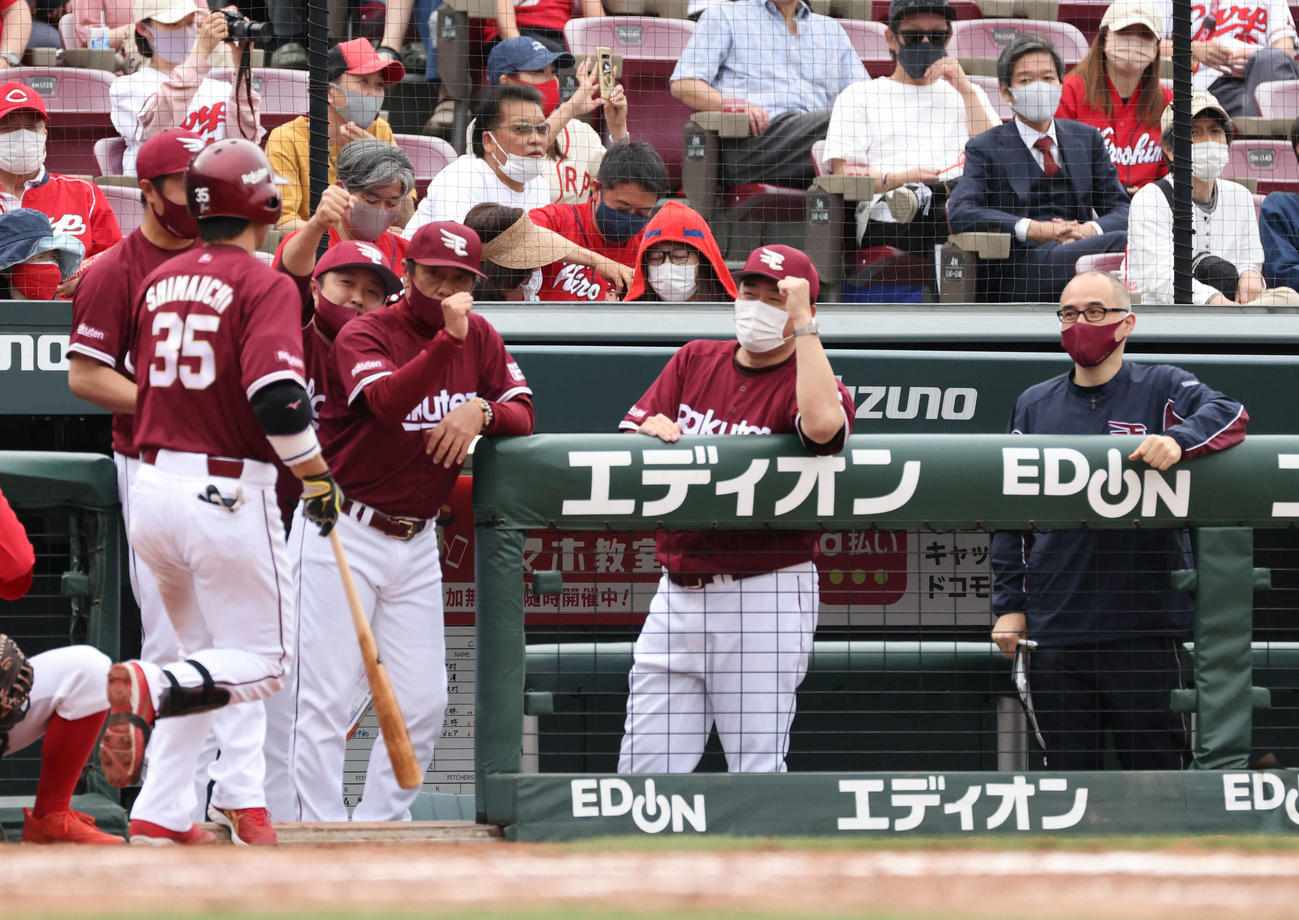 広島対楽天　8回表楽天無死、勝ち越し本塁打を放った島内を迎える石井監督（撮影・加藤孝規）