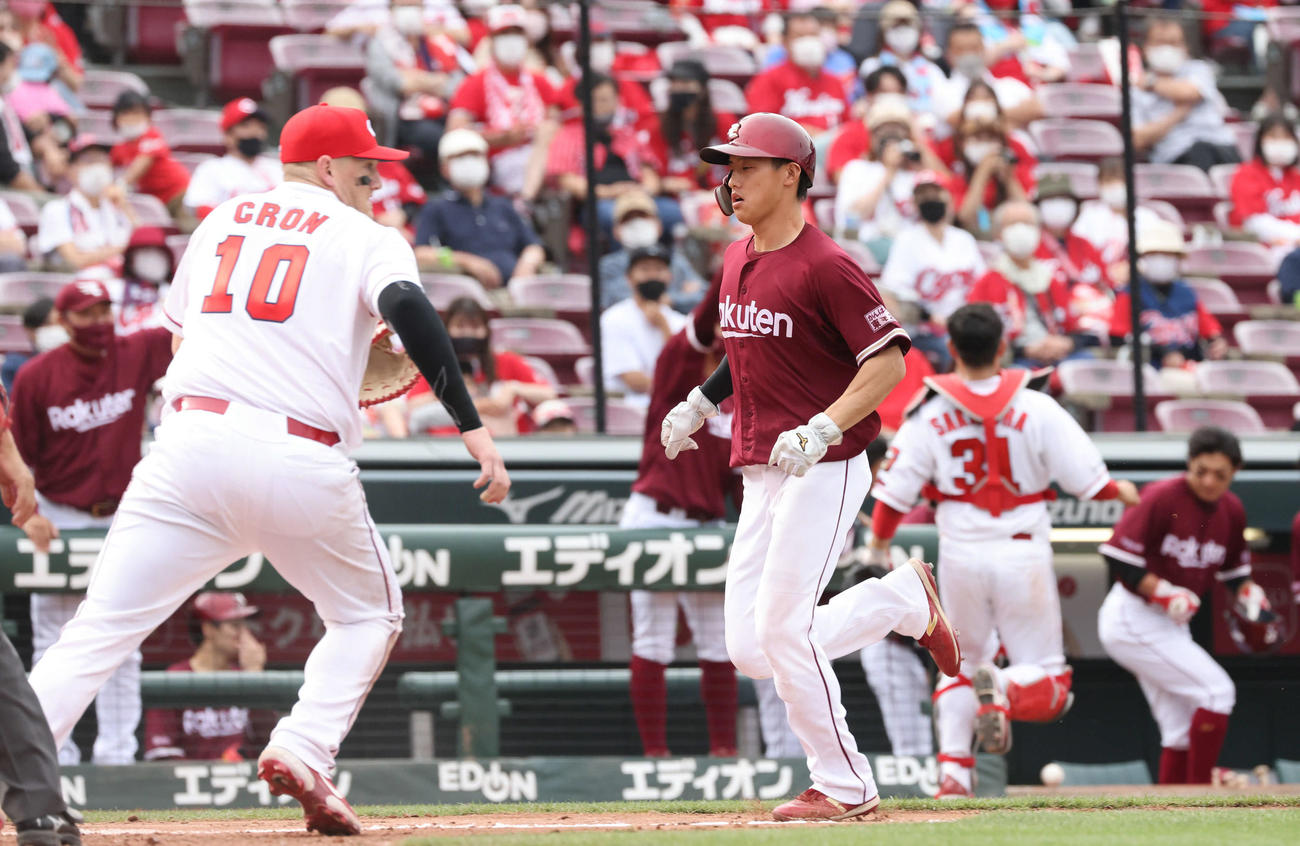 広島対楽天　8回表楽天1死二、三塁、村林のスクイズで、塹江の悪送球もあり、二走も生還（撮影・加藤孝規）