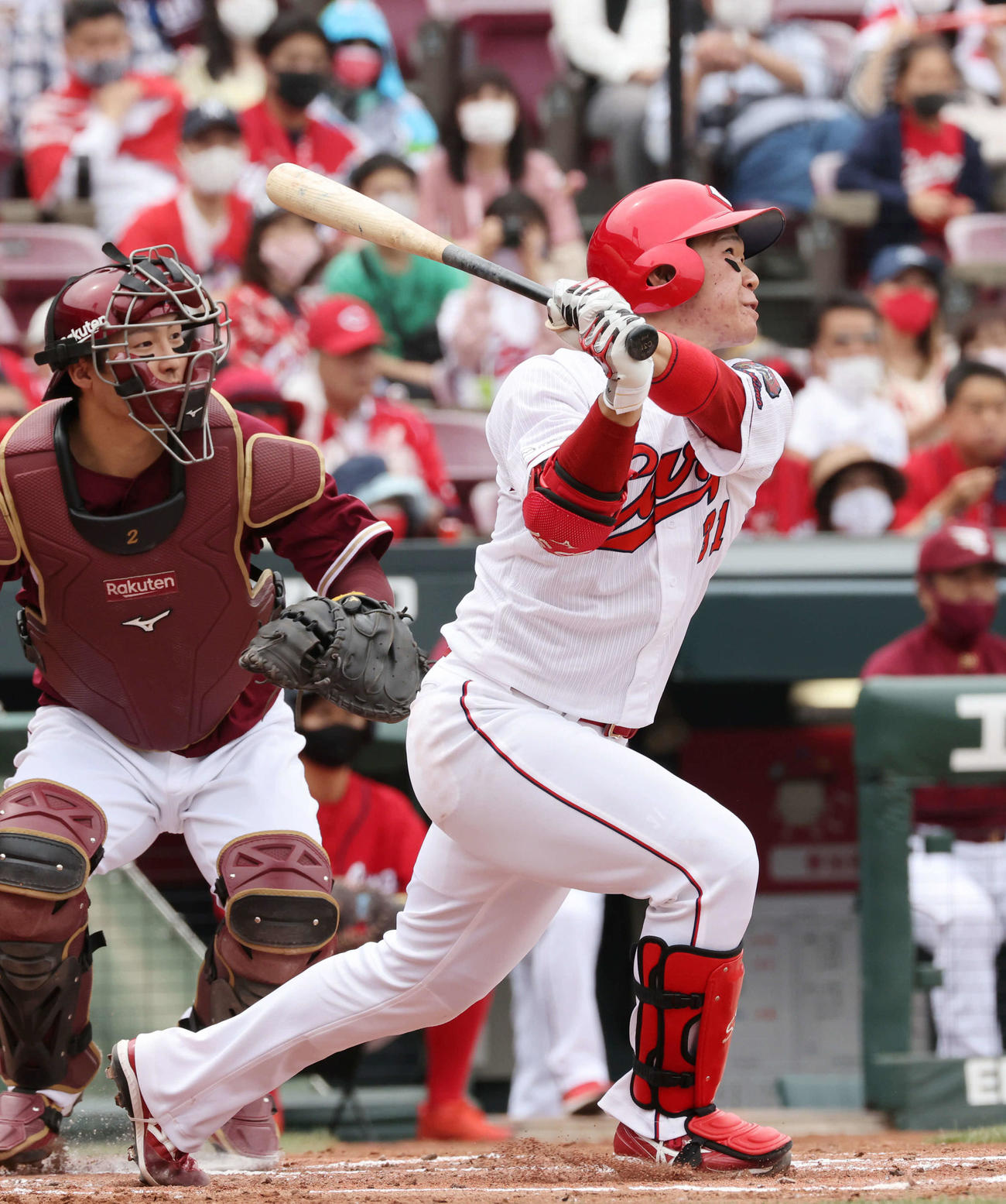 広島対楽天　1回裏広島無死一、三塁、坂倉は中犠飛（撮影・加藤孝規）