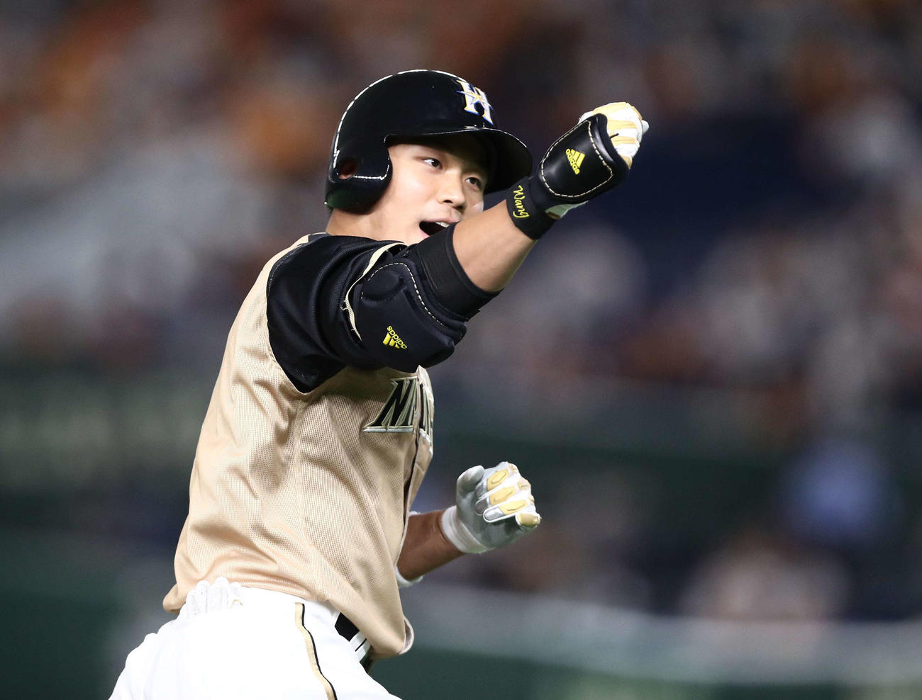 巨人対日本ハム　7回表日本ハム1死一塁、右越え2点本塁打を放ちガッツポーズの王柏融（撮影・黒川智章）