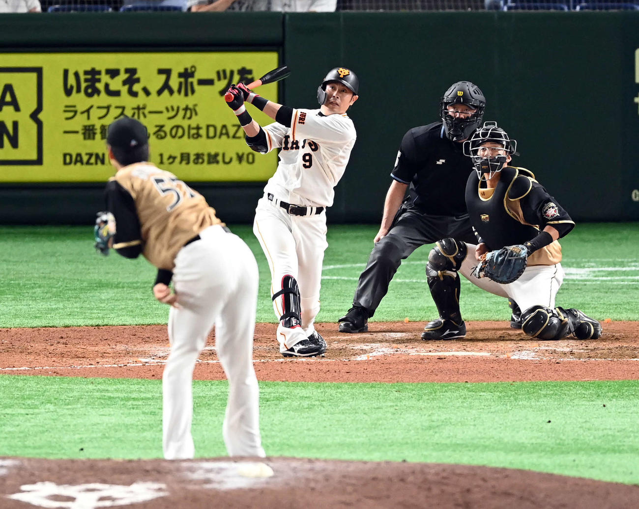 巨人対日本ハム　9回裏巨人無死、プロ100号本塁打を放つ亀井。杉浦（撮影・たえ見朱実）
