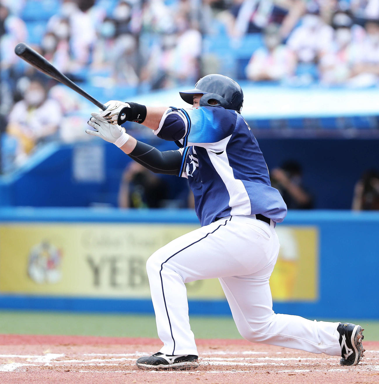 ヤクルト対西武　7回表西武無死、左越えソロ本塁打を放つ山川（撮影・河田真司）