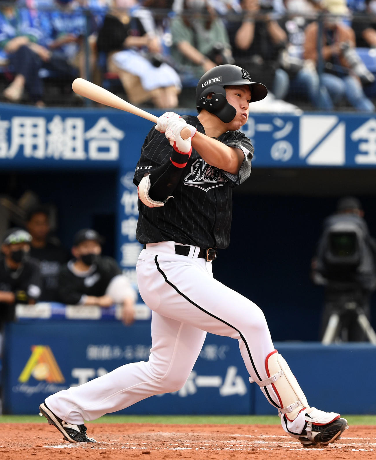 DeNA対ロッテ　8回表ロッテ2死二、三塁、右翼線へ2点適時二塁打を放つ安田（撮影・横山健太）