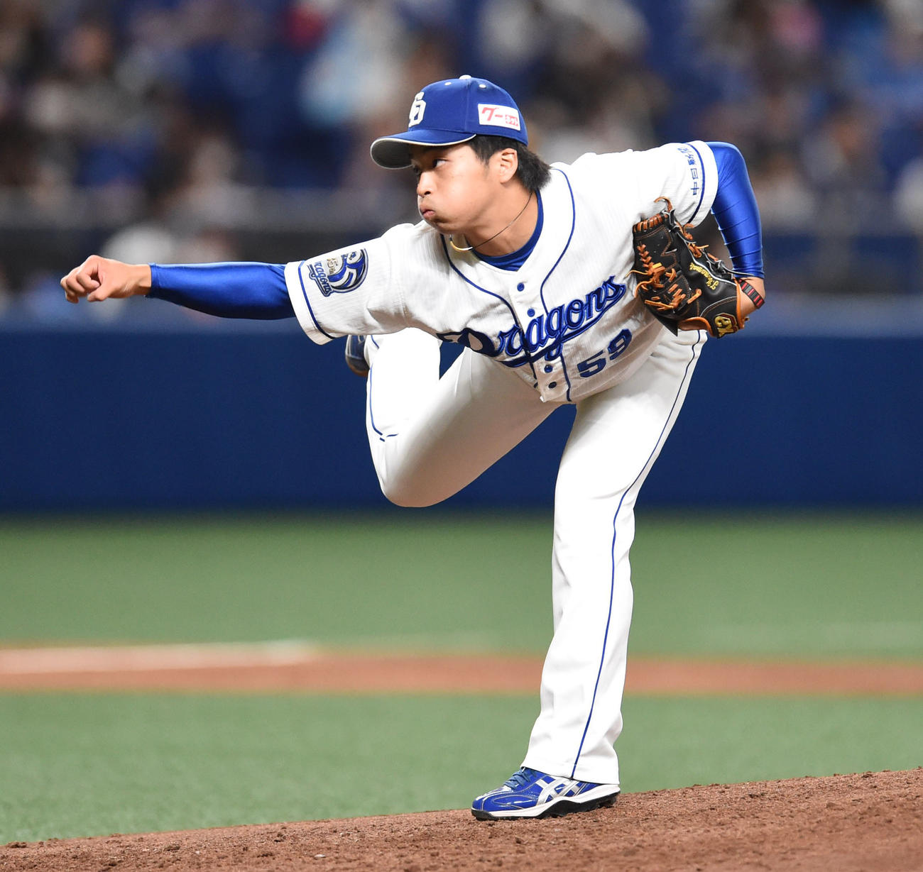 中日対オリックス　3回表オリックス無死一、二塁、中日2番手で登板する山本（撮影・森本幸一）