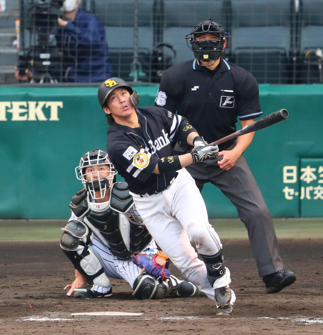 阪神対ソフトバンク　9回表ソフトバンク1死、甲斐は中越え本塁打を放つ（撮影・宮崎幸一）